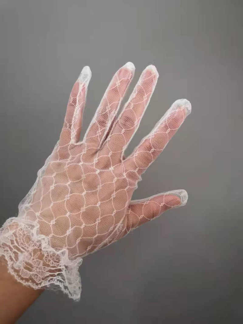 قفازات زفاف شبكية بيضاء شفافة مزينة باللؤلؤ